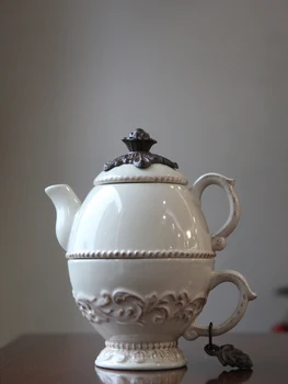 Aukštos kokybės derliaus senas grietinėlės spalvos keramikos lapų virdulys ir puodeliai, arbata vieno